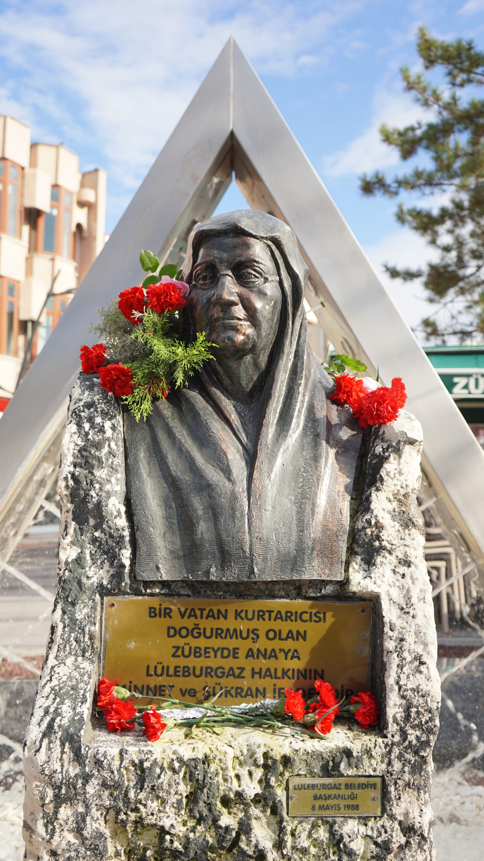 KARANFİLLER ZÜBEYDE HANIM İÇİN!