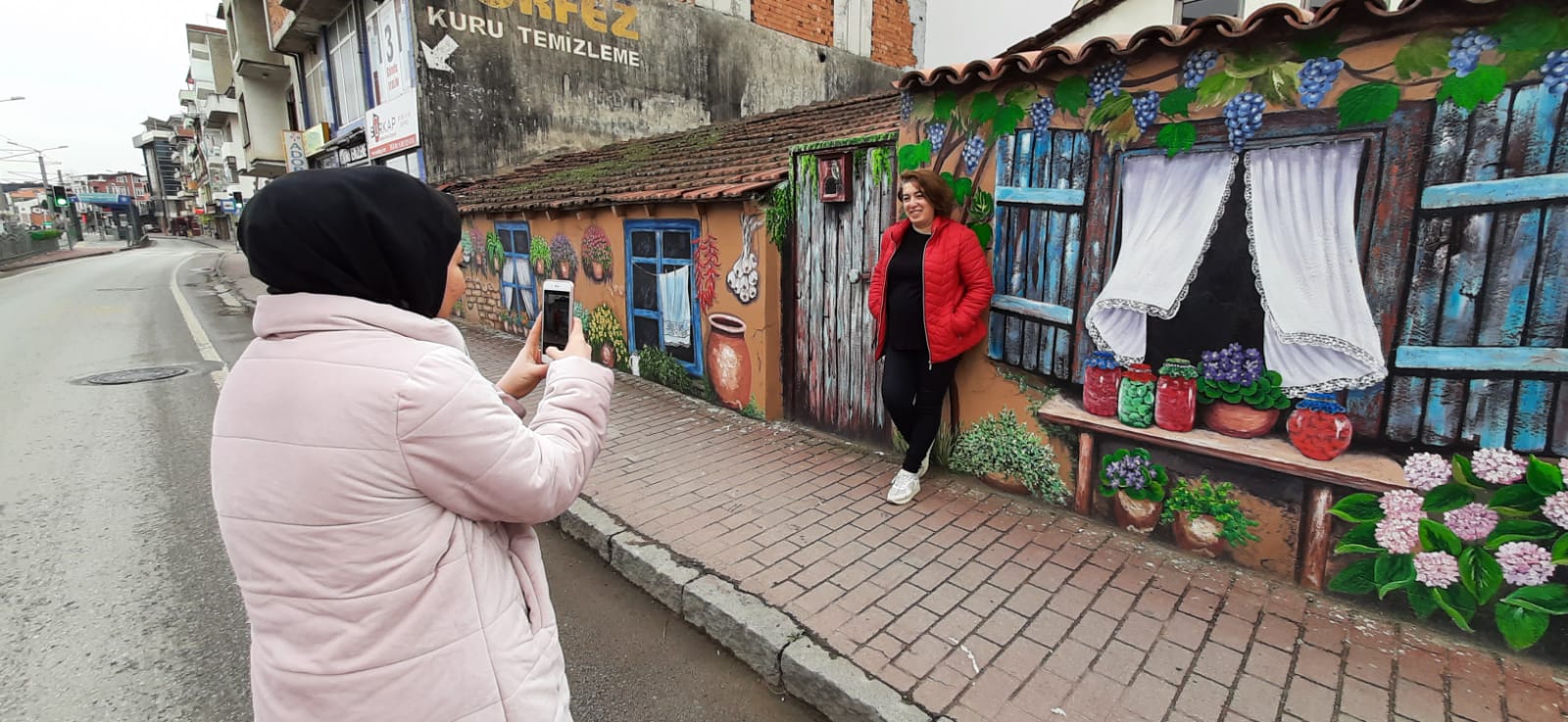 Gören fotoğraf çektiriyor İzmit Belediyesi eski evi resimlerle renklendirdi