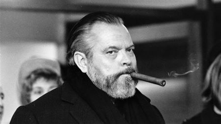 Bazı şarkılar hiç eskimez, modası geçmez. Dinlediğimiz anda ruhumuza işler ve bizim bir parçamız olur sanki.. ❤️? Orson Welles - I Know What It Is To Be Young...