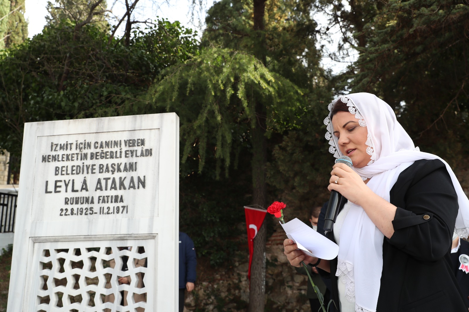 İzmit Belediyesi Leyla Atakan ve çalışma arkadaşlarını mezarı başında andı
