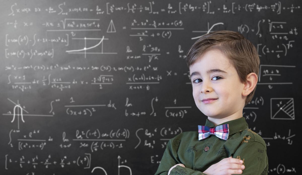 Гениальный мальчик. Математик у доски. Мальчик у доски. Мальчик на математике. Мальчик математик.