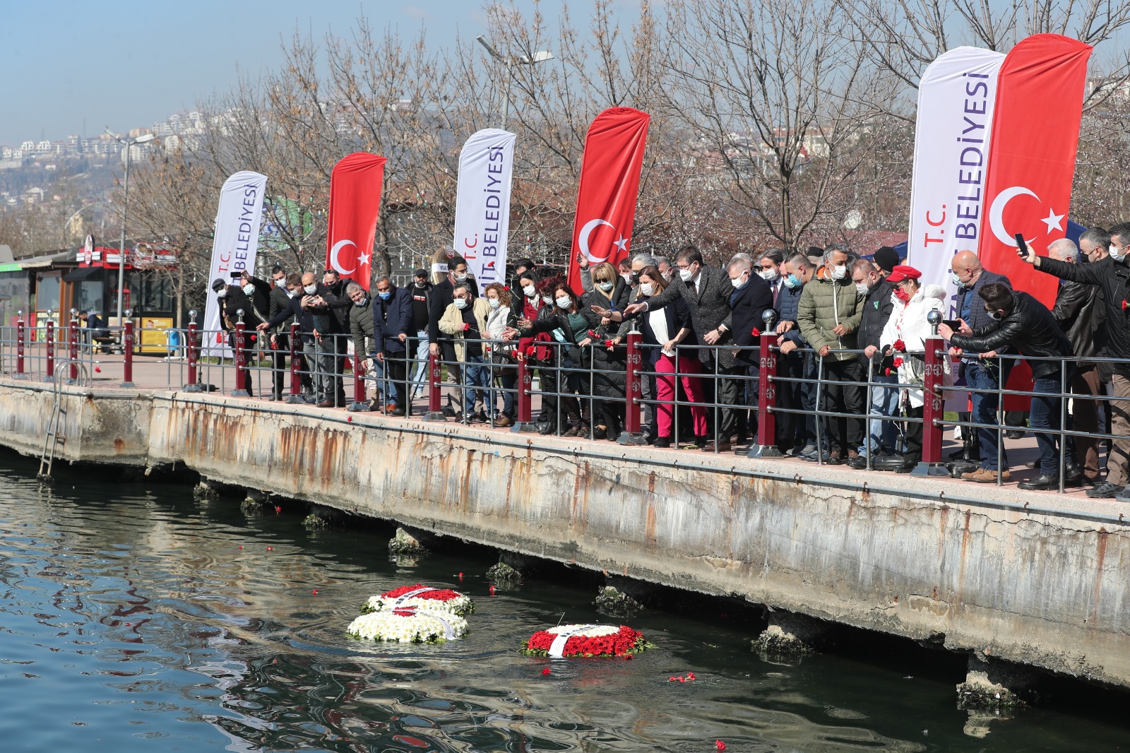 Üsküdar Vapuru faciası 63 yılında karanfillerle anıldı