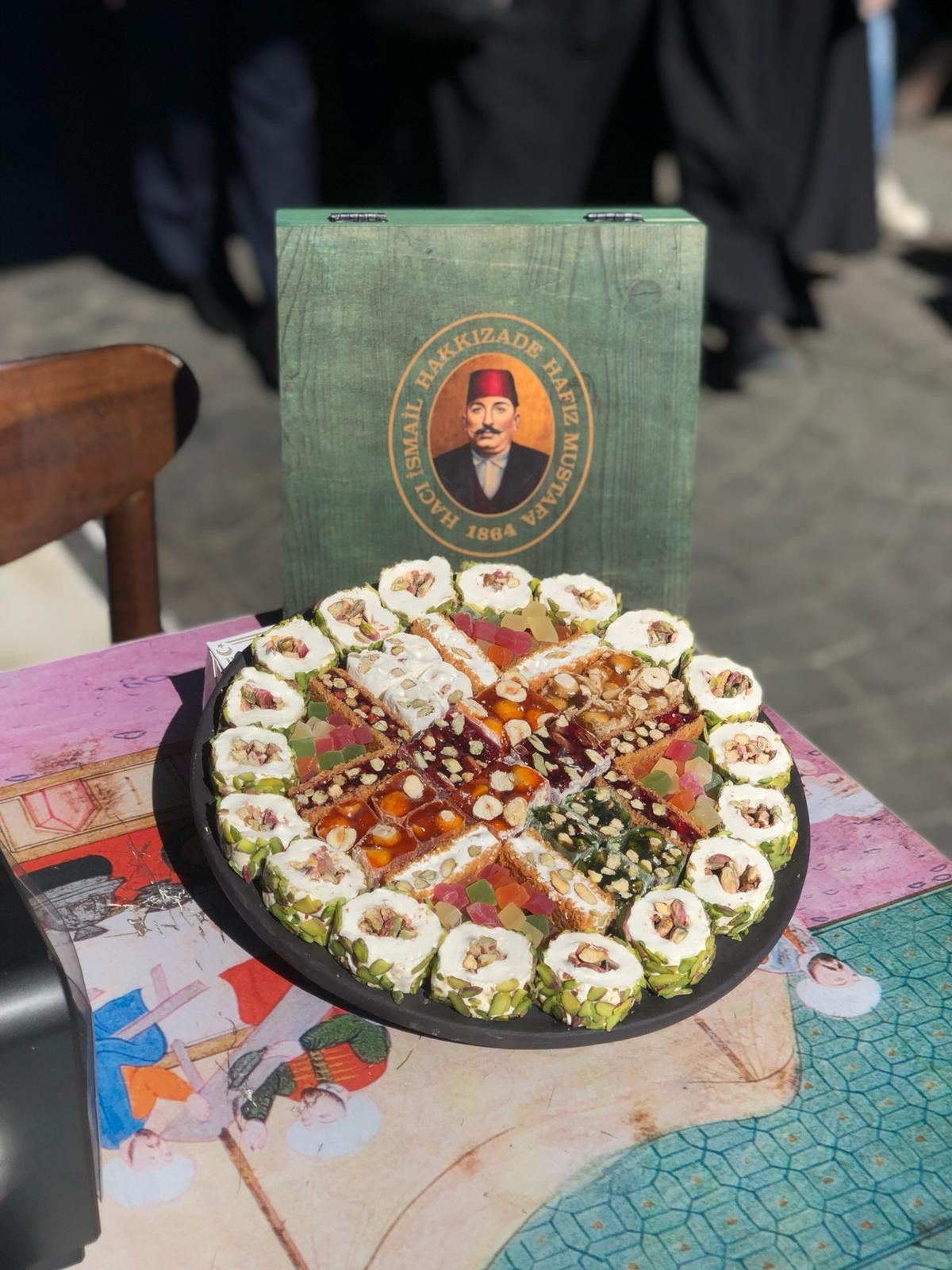 GELENEKSEL BAYRAM TATLISI OLAN LOKUM