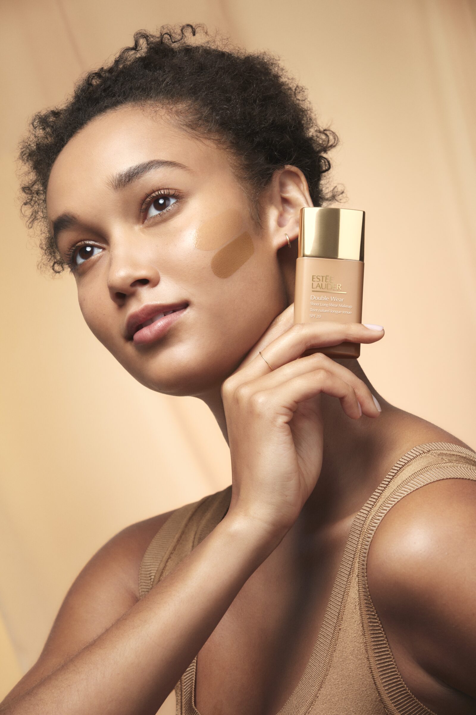 Estée Lauder Double Wear Sheer Işıltı ve Nem Etkili Hafif Dokulu Fondöten ile Tanışın!