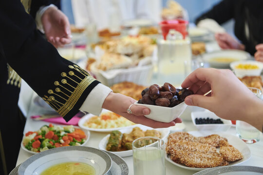 Ramazan iyilikte bulunarak mutlu olmayı da öğretir